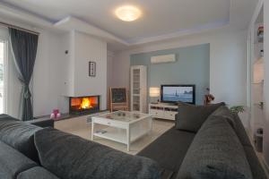 Televízia a/alebo spoločenská miestnosť v ubytovaní Romantic Evas Cottage