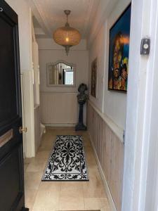 - un couloir avec un tapis noir et blanc au sol dans l'établissement Casa Blanca Old City - Alkmaar, à Alkmaar