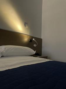Posteľ alebo postele v izbe v ubytovaní Hotel Cristian
