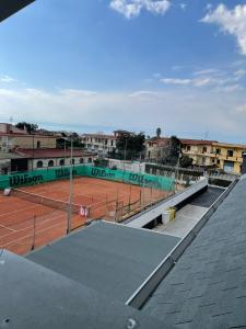 Tenis alebo squash v ubytovaní Hotel Cristian alebo jeho okolí