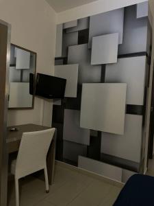 Televízia a/alebo spoločenská miestnosť v ubytovaní Hotel Cristian