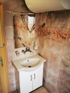 a bathroom with a sink and a mirror at Къща за гости и приятели Селановска среща in Selanovtsi +24 photos