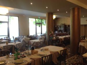 ein Esszimmer mit weißen Tischen und Stühlen in der Unterkunft Hotel Terme Belvedere in Abano Terme