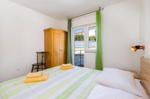 een slaapkamer met een bed met twee handdoeken erop bij DADA in Novi Vinodolski