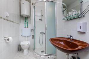 een badkamer met wastafel en toilet bij DADA in Novi Vinodolski +31 foto's