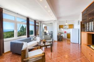 een woonkamer met een bank en een tafel bij DADA in Novi Vinodolski