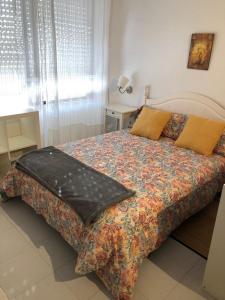 Un dormitorio con una cama con una almohada negra. en Resitur Apto 731, en Sevilla