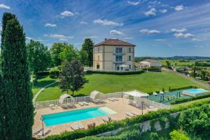 widok z lotu ptaka na dom z basenem w obiekcie Relais Villa Belvedere & SPA ONLY ADULTS w mieście Pozzolengo