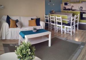 salon z kanapą i stołem w obiekcie Azúr Apartman Keszthely w mieście Keszthely