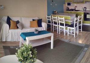 sala de estar con sofá y mesa en Azúr Apartman Keszthely, en Keszthely