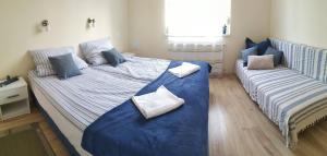 Posteľ alebo postele v izbe v ubytovaní Azúr Apartman Keszthely