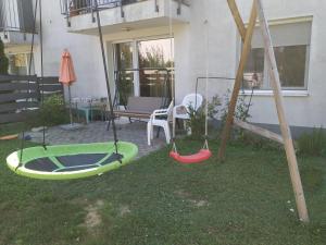 Vonkajšia záhrada v ubytovaní Azúr Apartman Keszthely
