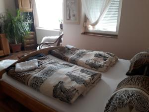 duas camas sentadas em cima de um quarto em City Camping& Apartman &Bungalow em Gyor