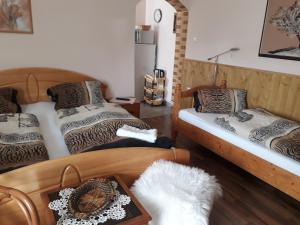 um quarto com duas camas e uma mesa em City Camping& Apartman &Bungalow em Gyor