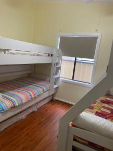 Katil dua tingkat atau katil-katil dua tingkat dalam bilik di Blacksmiths Beach Shack