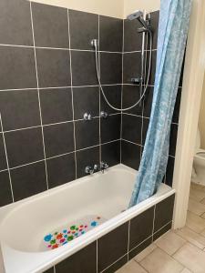Un baño de Blacksmiths Beach Shack