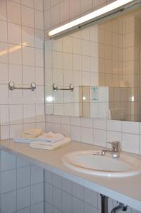 コンスタンツにあるGästehaus Linde, Hotel garniのバスルーム(洗面台、鏡付)