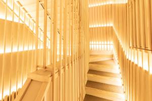 東京にあるKey Hotel 秋葉原の木製の手すり付きの建物内の階段