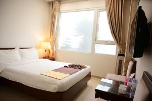 Un pat sau paturi într-o cameră la Hà Thành Tam Đảo HOTEL