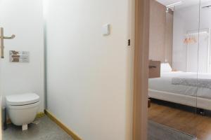 Postel nebo postele na pokoji v ubytování Cosmopolitan Boutique Rambla