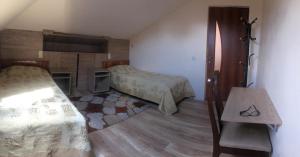 Un pat sau paturi într-o cameră la Chez Yvette Superbe Appartement-Terrasse à Garni