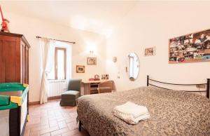 um quarto com uma cama, uma secretária e uma cadeira em Casale Gli Angeli-Charming Villa with Garden and Parking! em Gubbio