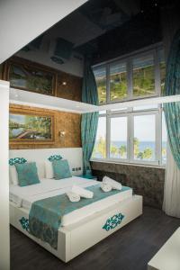 A bed or beds in a room at ERDEM HOTEL