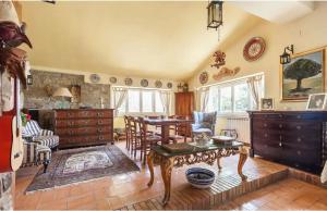 een woonkamer met een tafel en stoelen bij Casale Gli Angeli-Charming Villa with Garden and Parking! in Gubbio