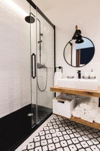 y baño con ducha y lavamanos. en BILBAO URBAN by STAYNN APARTMENTS, en Bilbao