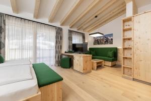 Televiisor ja/või meelelahutuskeskus majutusasutuses Hotel Tauernhof