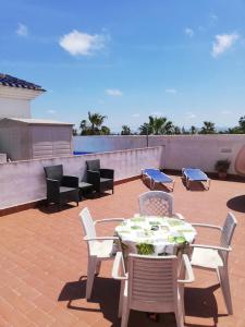d'une terrasse avec une table et des chaises. dans l'établissement Nice apartment with spacious terrass and rooftop, à Los Alcázares