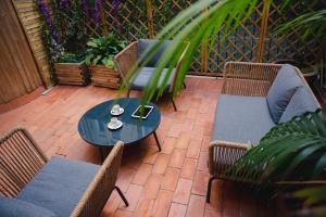 eine Terrasse mit einem Tisch und Stühlen auf einer Backsteinterrasse in der Unterkunft Cosmopolitan Boutique Rambla in Barcelona