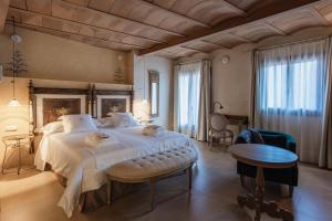 a bedroom with a large bed and a table at Aura del Jerte in Jerte