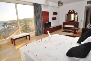 1 dormitorio con cama y ventana grande en Carlton Luxury Villa, en Sharm El Sheikh