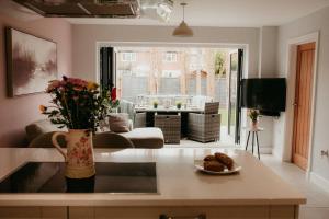 ein Wohnzimmer mit einem Tisch und einem Teller mit Lebensmitteln in der Unterkunft Exclusive 5 Bed Family House in Village Location in Sheepy