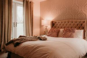 ein Schlafzimmer mit großem Bett und Fenster in der Unterkunft Exclusive 5 Bed Family House in Village Location in Sheepy