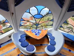 a room with two chairs and two windows at Hostal Las Olas in Copacabana