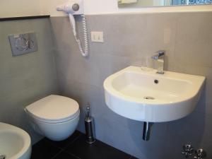 Un baño de Hotel La Spiaggia 27 fotos más