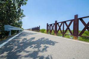 un camino con una valla al costado en 暮樂行旅 -改裝新登場-預訂後務必連絡民宿再一次確認, en Tainan