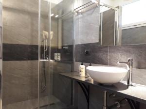 a bathroom with a sink and a shower at Affittacamere Delfo in Pisa