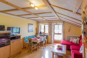 uma sala de estar com um sofá e uma mesa em Ferienwohnung Dopfer em Eisenberg