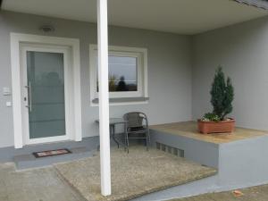 LanggönsにあるFerienwohnung Steimerの窓(テーブル、椅子付)
