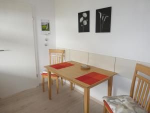 LanggönsにあるFerienwohnung Steimerの木製のテーブルと椅子のあるダイニングルーム