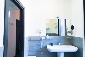 bagno con lavandino e specchio di Etna Suite Group a Catania