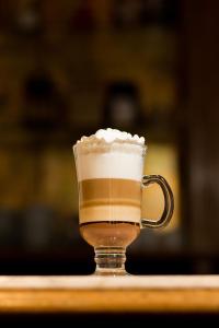 Una taza de café de cristal sobre una mesa. en Pousada Solar da Ópera, en Ouro Preto