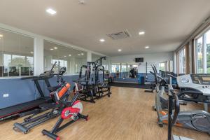 une salle de sport avec plusieurs tapis de course et machines elliptiques dans l'établissement Hotel Baviera Iguassu, à Foz do Iguaçu