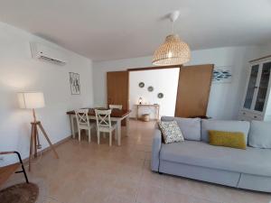 a living room with a couch and a table at Doce Mar in Cabanas de Tavira