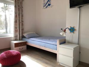 a small bedroom with a bed and a window at Ferienhaus Kapitänsweg 30 in Ostseebad Karlshagen