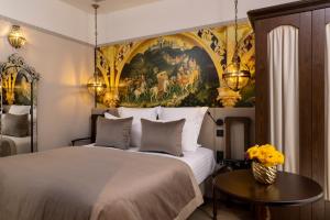 - une chambre avec un lit et une peinture murale dans l'établissement Hôtel Vinci Due & Spa, à Paris