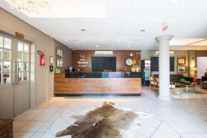 a lobby with a bar in the middle of a building at Hotel Werlich in São José